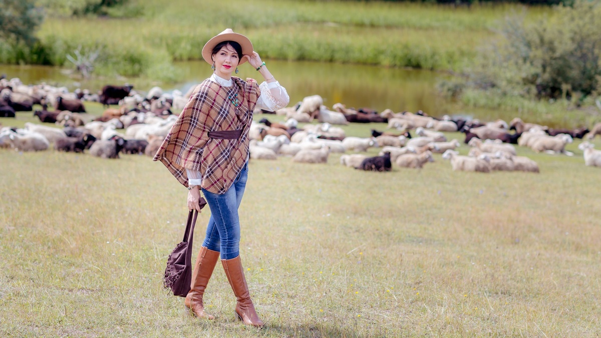  Первый образ – это кейп с джинсами, смотрится современно и стильно. Фото 2019 г.