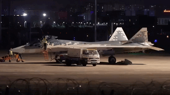 Проверка БРЭО и систем прототипа Су-57 на аэродроме города Чжухай (GIF видео).