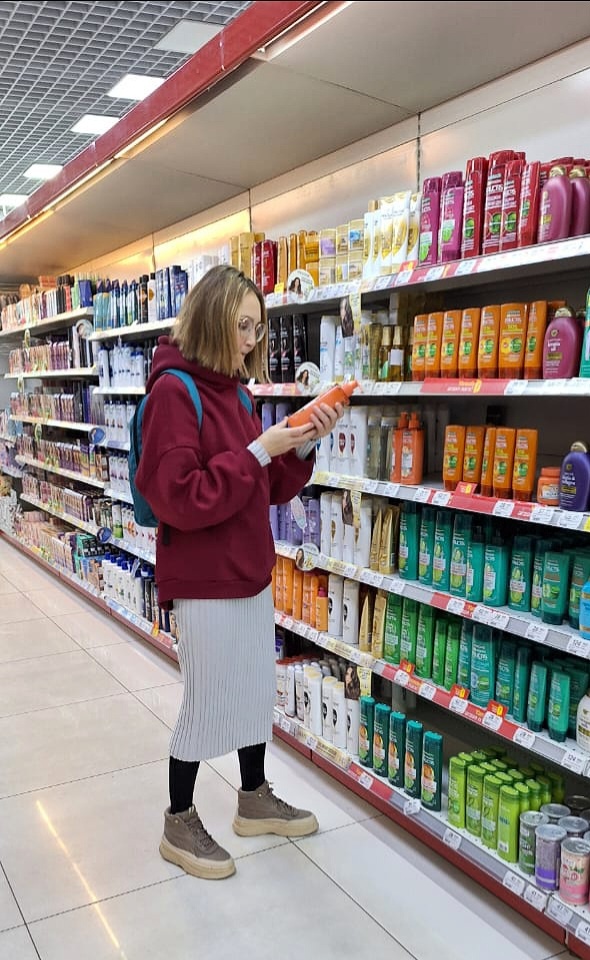 Я в Самаркандском супермаркете разглядываю, что у них есть интересного для волос)