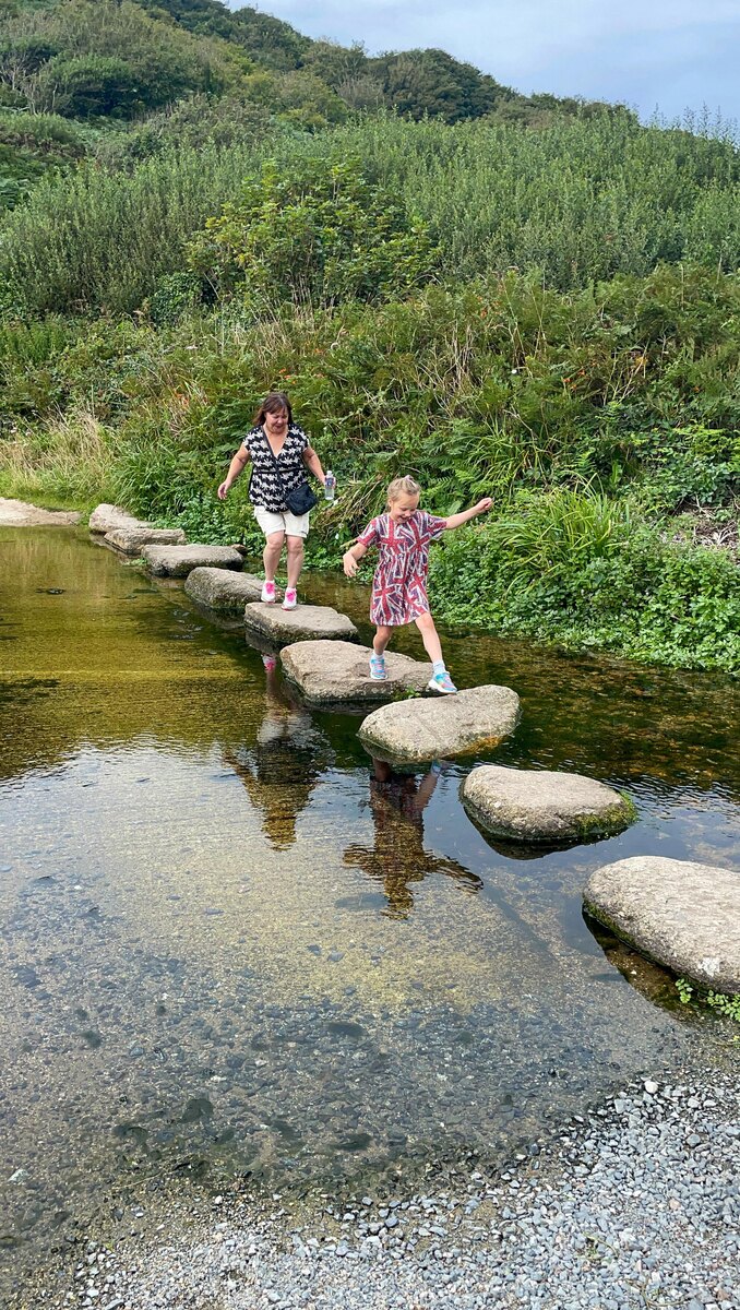 Это мы с Эрикой в английской деревушке