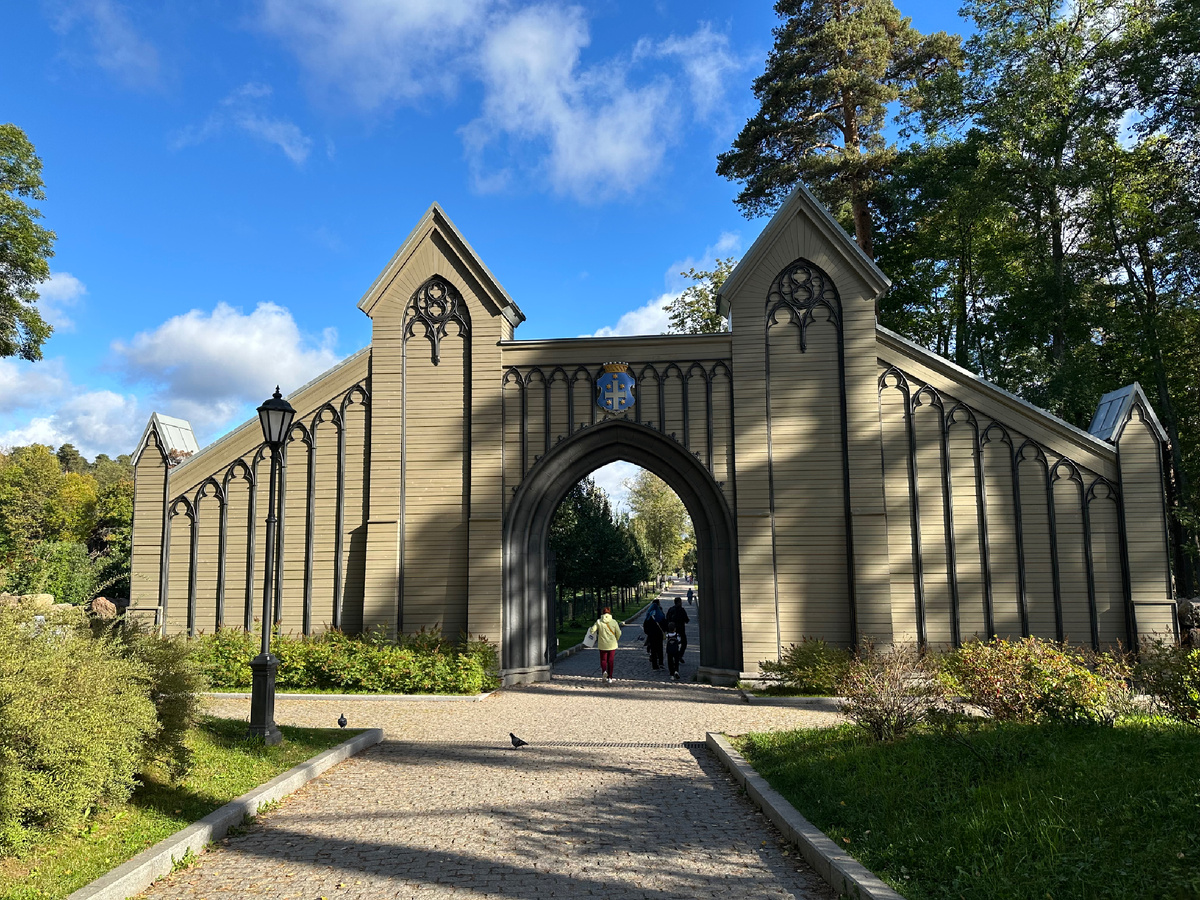 Главные усадебные ворота были установлены в Монрепо в 1830-х годах. Деревянные ворота выполнены в неоготическом стиле, который процветал в Европе на протяжении XIX века.