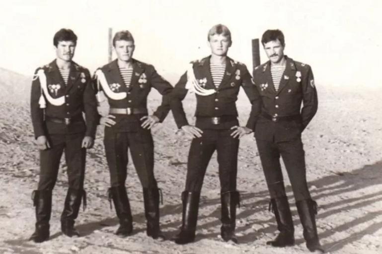 Вот характерное фото афганцев дембелей. У двоих усы, а у двоих нет. Получается - 50 на 50. Фото Яндекс.Картинки. 