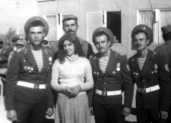 И тут усатые дембеля... Фото Яндекс.Картинки. 