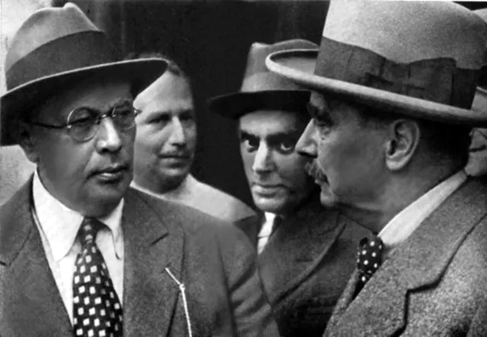 Под надзором Уэллса. Сзади косит Федин.