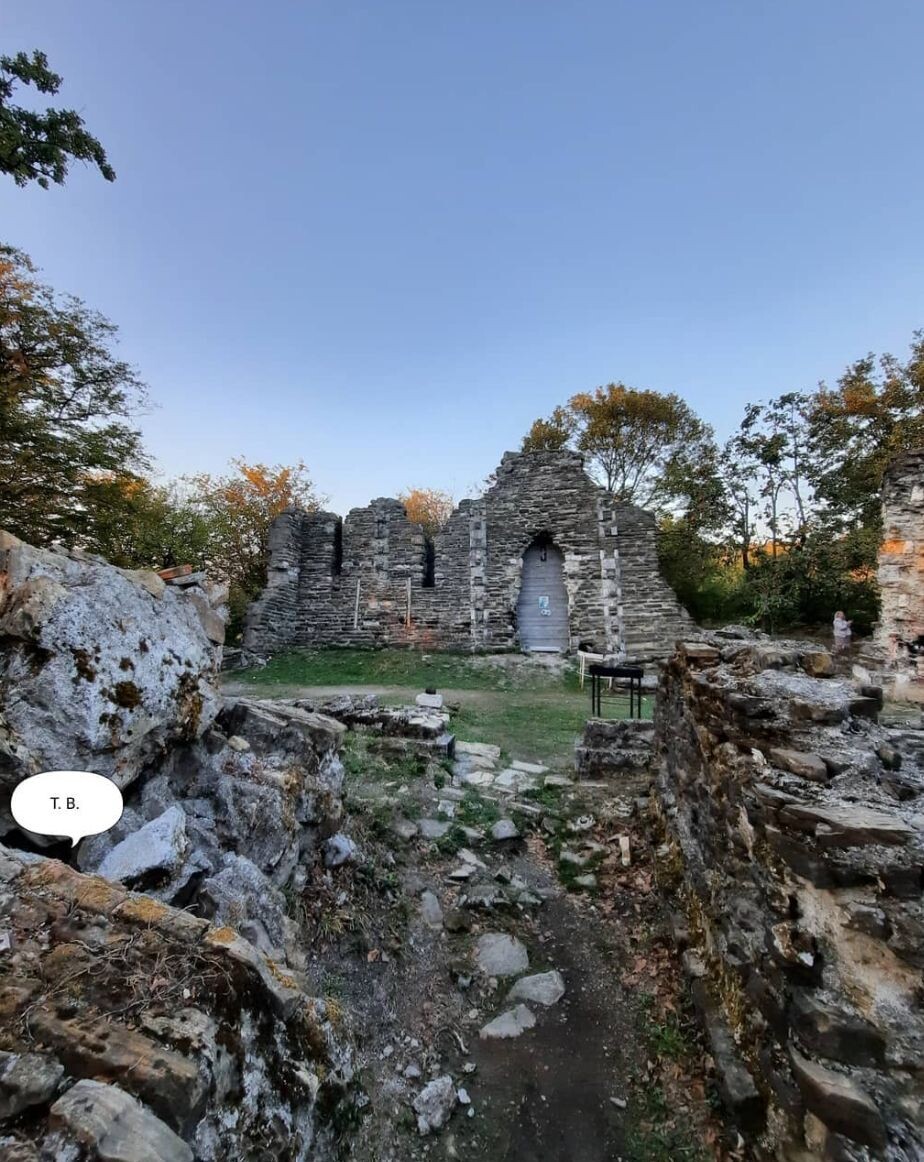 Общий вид территории Лооского храма