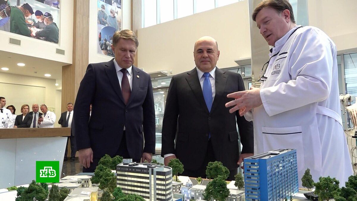    Все роботизировано: Мишустин оценил новый комплекс при Центре имени Вишневского