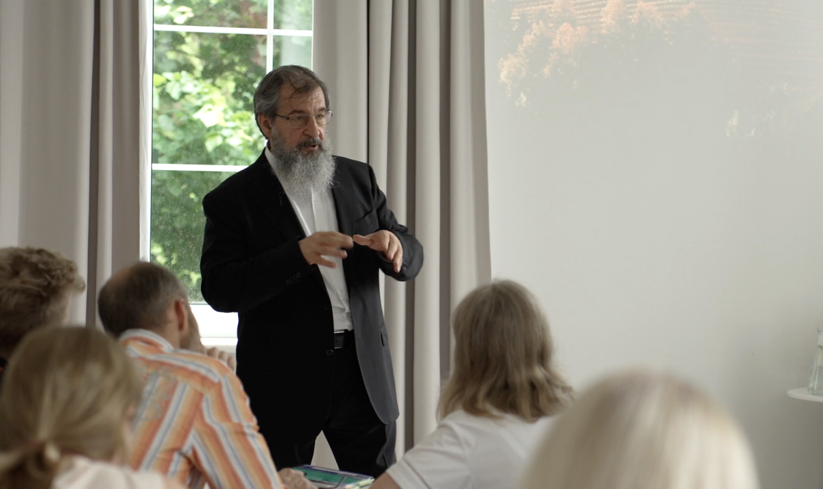 Автор технологии ценностно-смыслового самоуправления (ЦССУ) академик Андрей Всеволодович Курбатов ведет семинар для коллектива.  