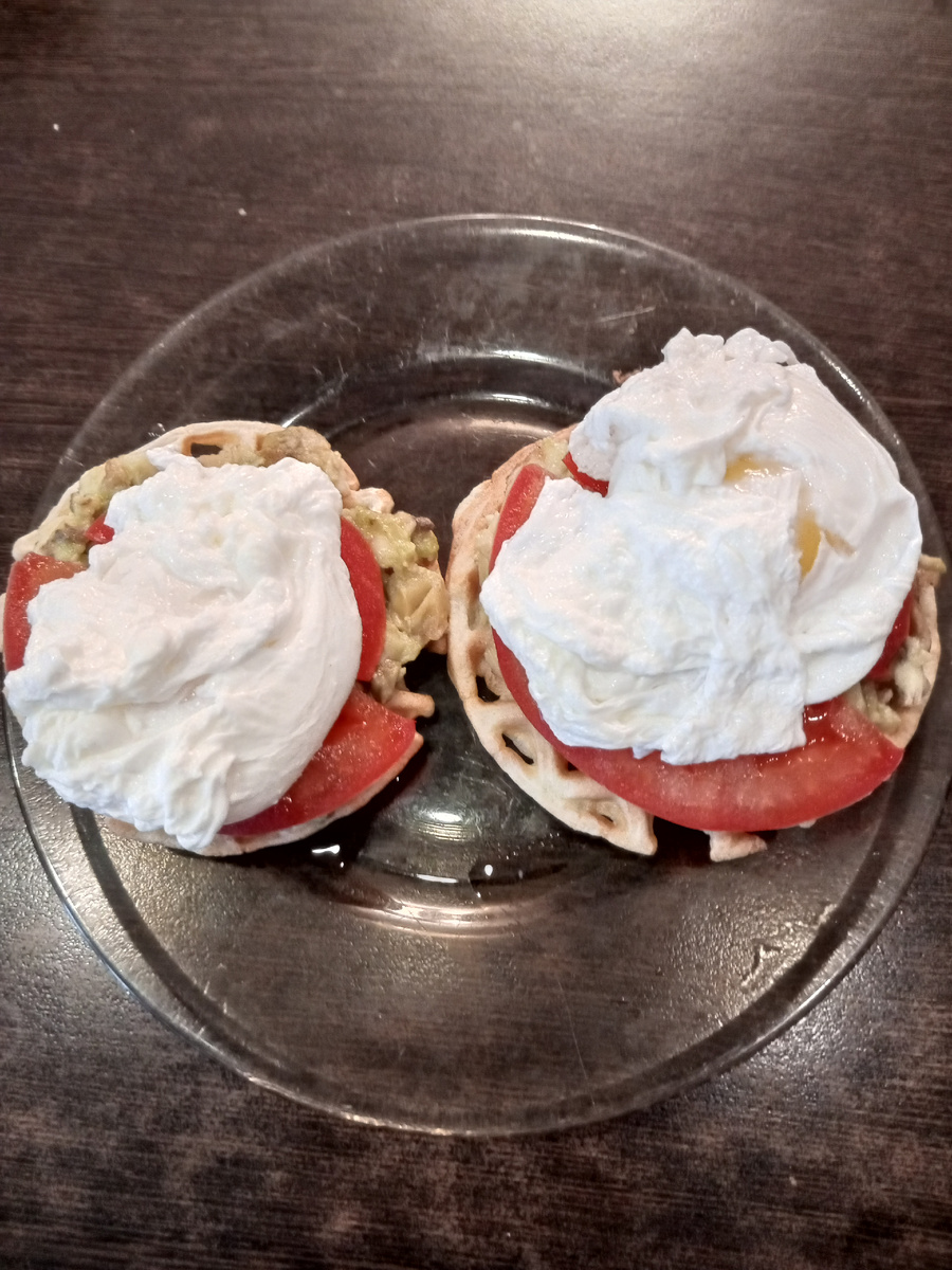 Вафли из кабачка, авокадо и яйца пашот