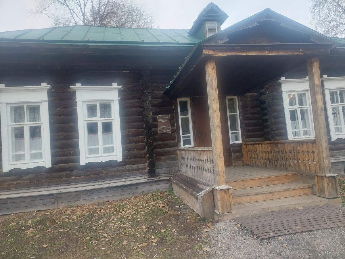 Церковно-приходская школа, которая была построена в 1904г.  Известно и имя первой учительницы, воспитавшей несколько поколений достойных людей. Это Прасковья Погодина.