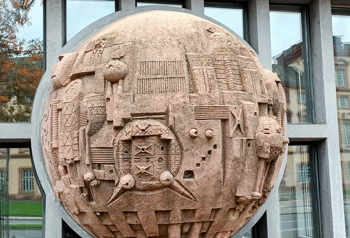 Здание в стиле постмодерна. Mannheim. Германия. Фото автора 