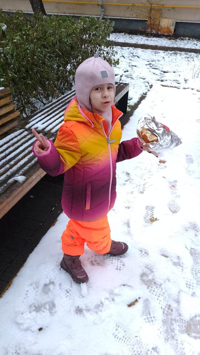 Яркая одежда, чтобы быть заметной на улице и в раздевалке отыскать своё. Фото личный архив.