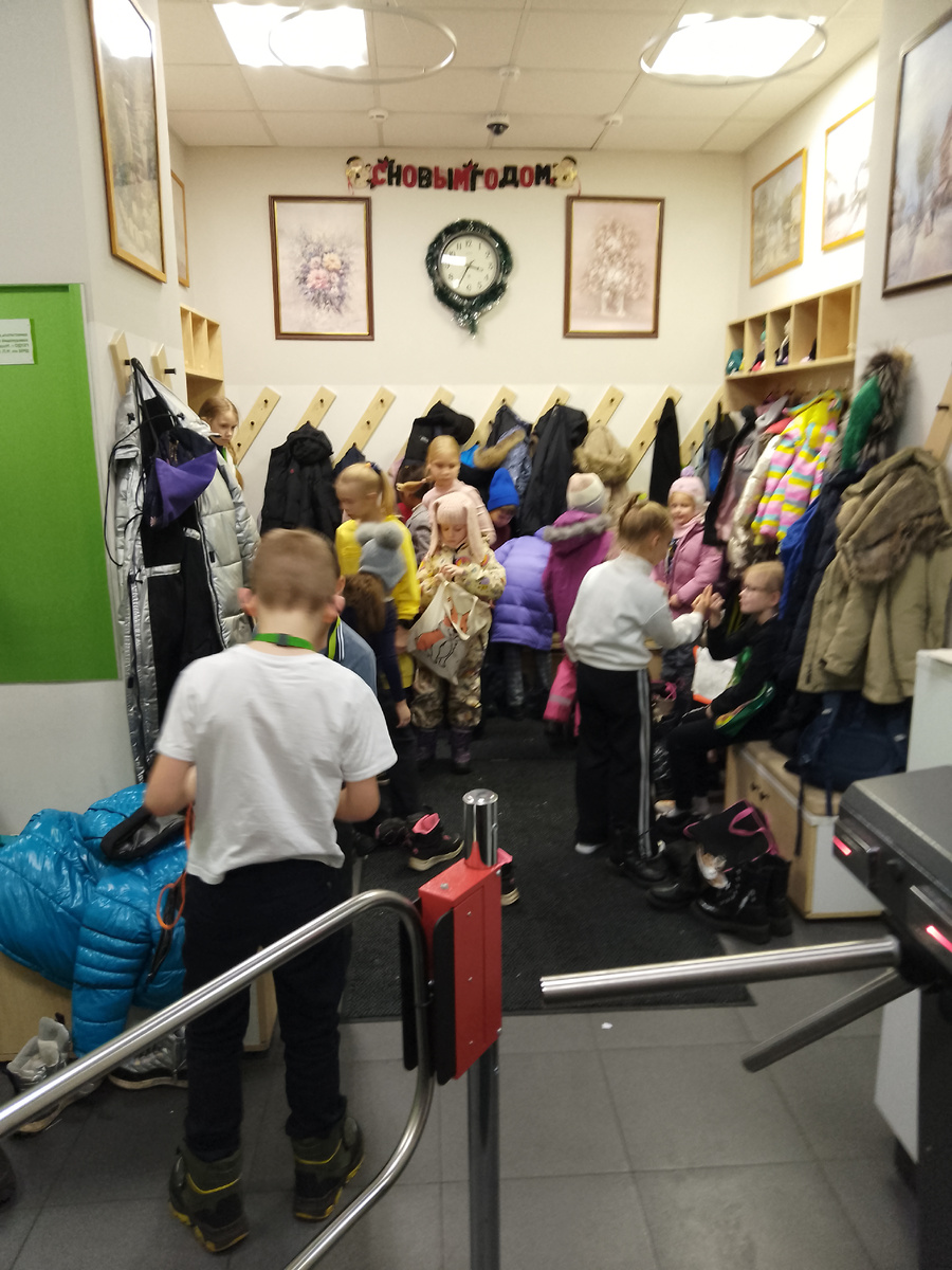 Раздевалка в музыкальной школе г.Москва в Перово. Тоже пшик, а не раздевалка, если сравнивать с моей ДМШ Шостаковича в г.Волгодонске. Фото из личного архива.