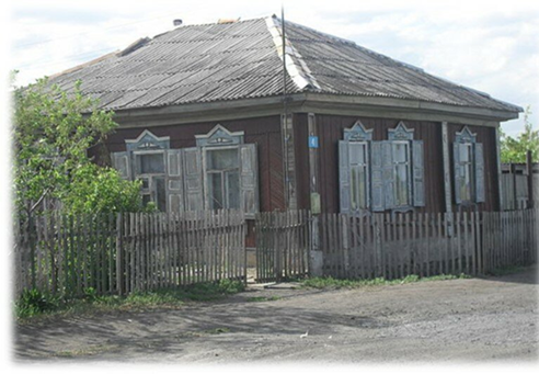 Дом моего детства. А вот веранда с ненавистными стеклышками закрыта кустами. И дорога. Видите, как она близко от дома.