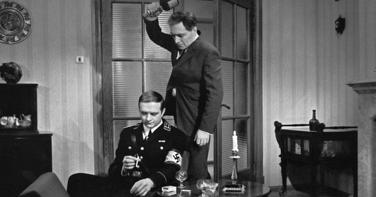 Штирлиц пьет с Холтоффом.