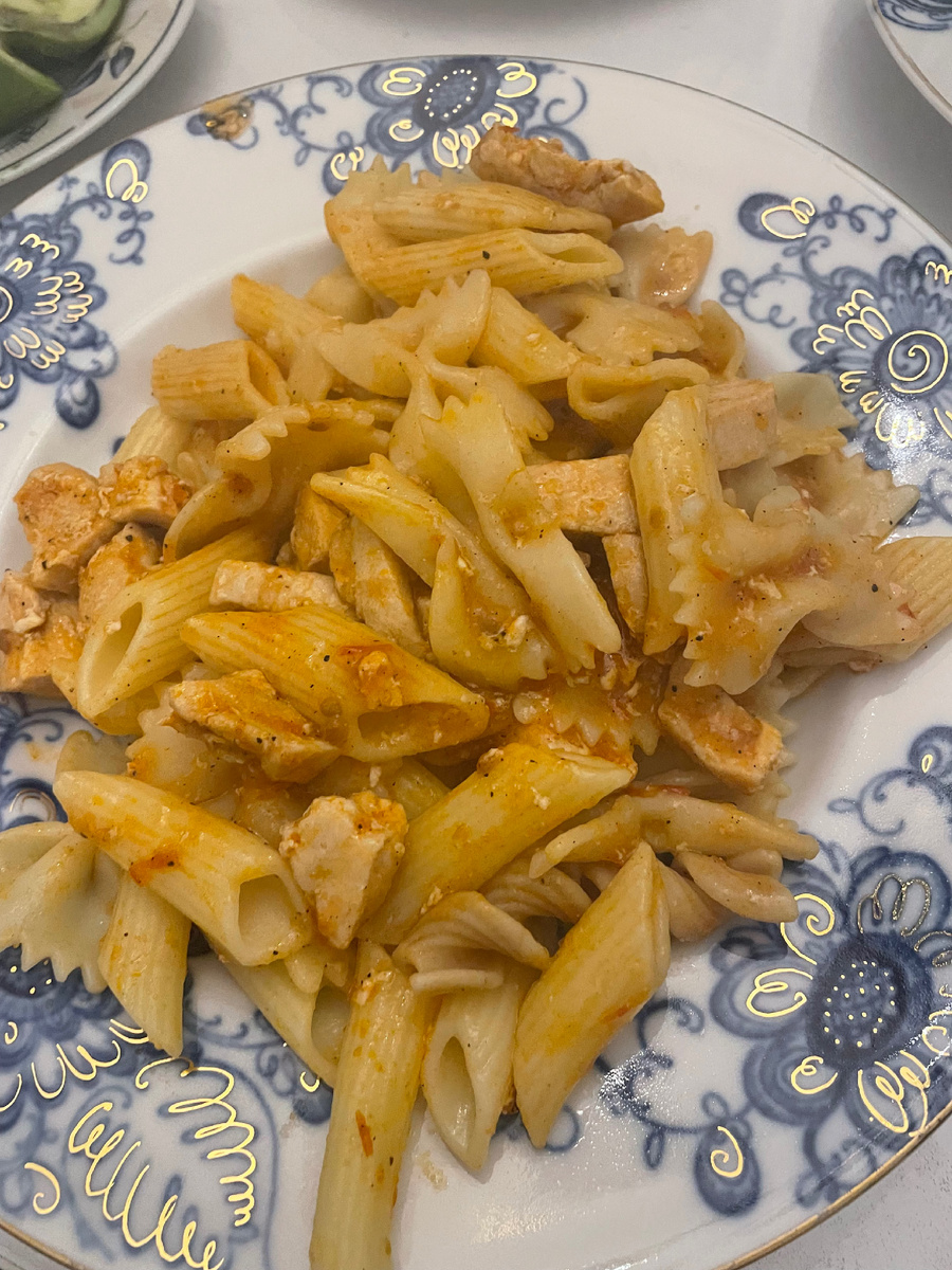Макароны с курицей с соусом