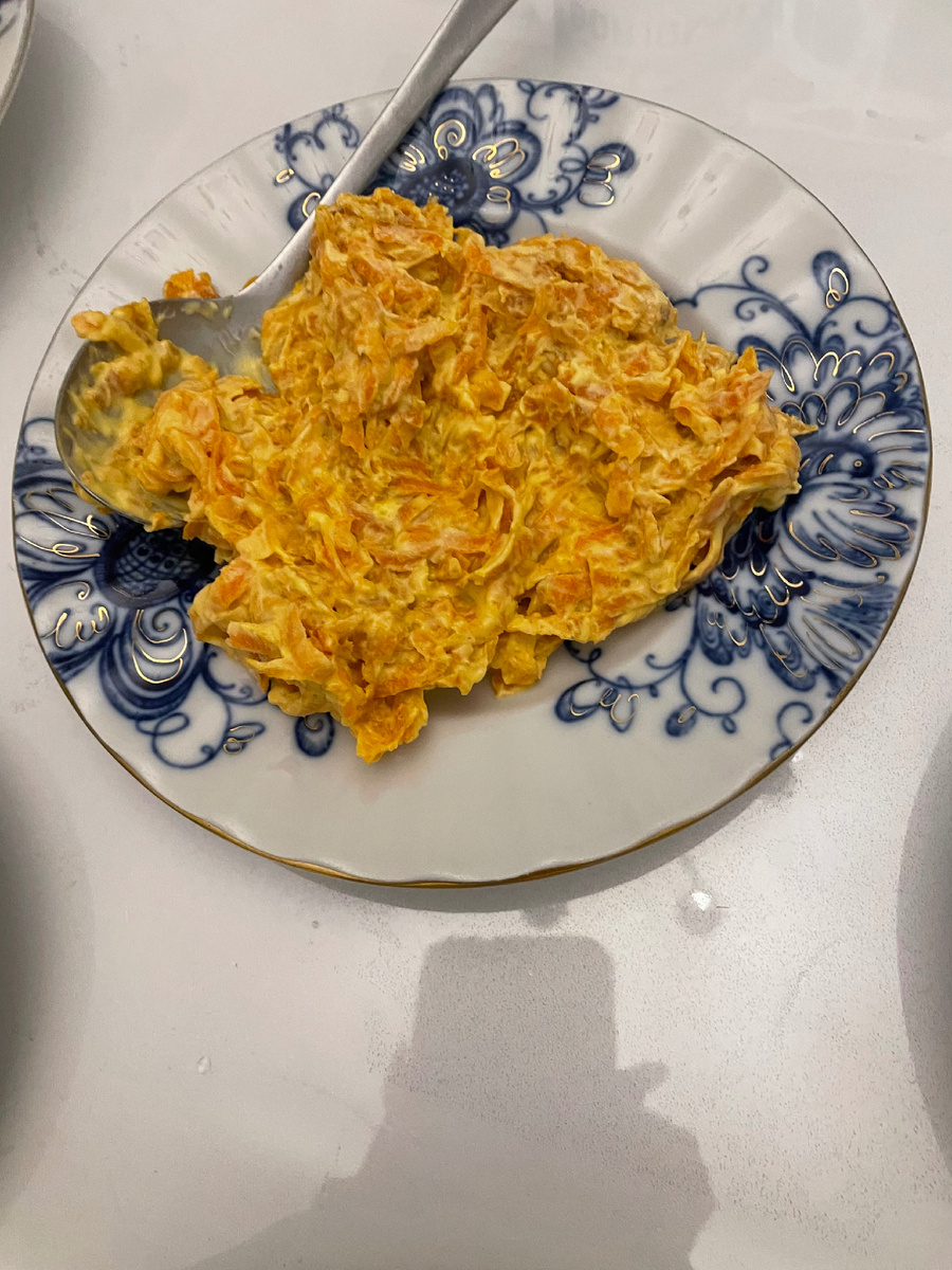 Тертая морковь с йогуртом и оливковом маслом 