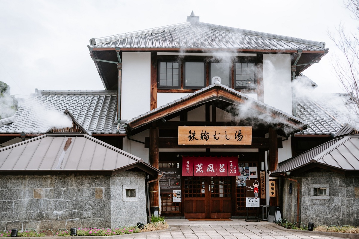 Онсен, где можно полежать на ветках дерева, похожего на ель