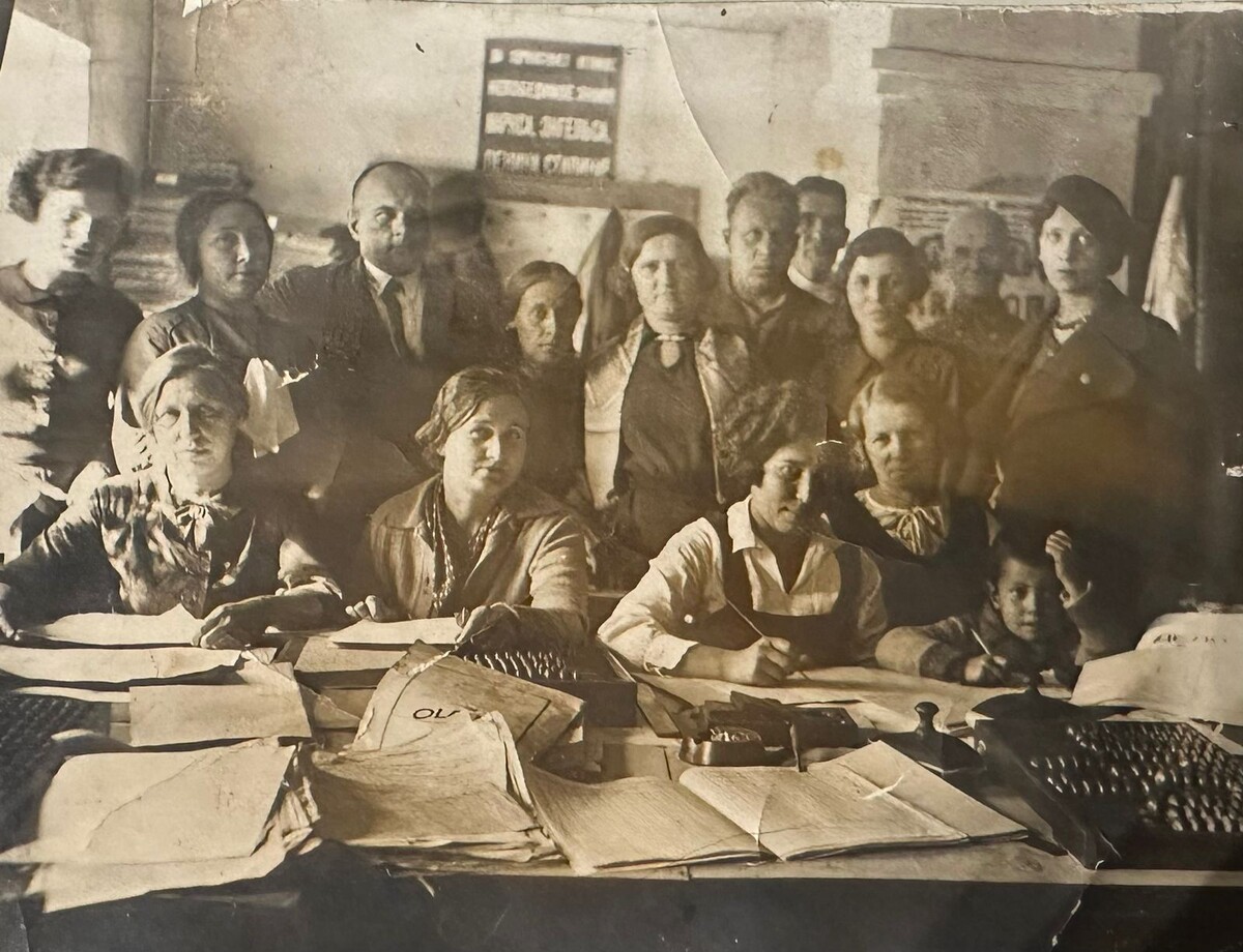 Отец Петр Васильевич на работе.