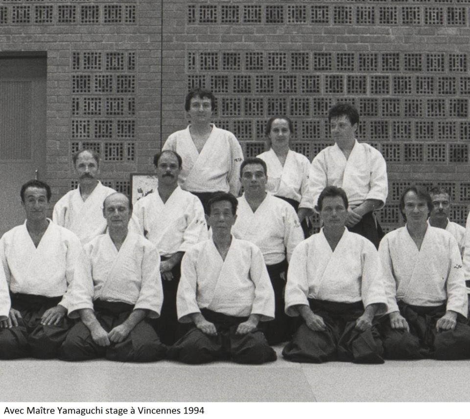 Семинар Ямагучи Сенсея (в центре) в Винсенне в 1994 году. Справа сидит Кристиан Тисье, за Ямагучи Сенсеем – Патрик Бенези