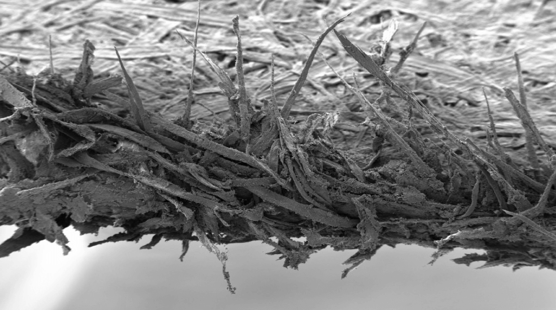    Край листа бумаги под микроскопом. Источник фото: drive2.ru