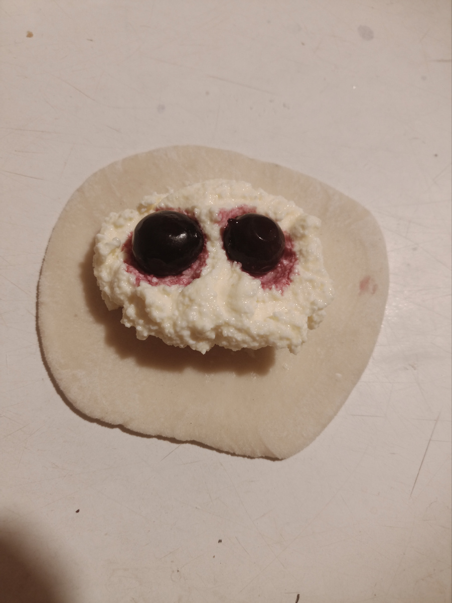 Когда ты мягок не только внутри, но ещё и снаружи, то, по обыкновению, это ничем особо хорошим не заканчивается. Скорее всего у тебя будут постоянно зарёваные красные глаза. Мягкость внутренняя чревата тем, что ты хочешь помочь всем, всем угодить, никому не отказать и никого не обидеть даже словом, не говоря уж о деяниях. Хочется, чтобы всем было хорошо, комфортно, тепло, сыто, гладко, гармонично. Вот и черпают ложками твою внутреннюю мягкость, хватают её охапками, грузят по мискам и поглощают без меры. Ты же все равно не сможешь остановить, сказать нет. Для большинства, совершенно непонятен тот факт, что надо бы и остановиться в своём потреблении твоей внутренней мягкости. Но она как свежий мякиш, как творожная начинка, такая притягательная, что остановиться невозможно. А потом хоп, и ты опустошён. Весь твой мякиш  выковырнули и съели. И осталась бы одна корочка.... Но фигушки!! Когда ты мягок и снаружи тоже - это катастрофа. Была бы корка - нарастал бы мякиш снова, но корки нет. Есть мягонькое гладенькое тесто. Вот и мнут его, как вздумается, рвут на куски, скручивают в жгуты, защипывают, раскатывают в лепешку..... И смеются: ой, какое нежненькое тесто, его же можно вот так загнуть, скрутить в рожок... И тянут... И крутят.... И в кипяток кидают.... Ты уже весь скукожился от боли, сварился.. .. Как вдруг тебя достанут со дна кастрюли, маслом смажут ожоги и раны, подарят жирной сметаны, наговорят сладких и липких медовых или сгущёнкиных речей. И ты уже вроде и расслабился и поверил и не так больно ощущаются ожоги, как снова хоп! А тебя на вилку и в рот.... Сожрали с потрохами. И ничего с этим не поделаешь.... От своей сути мягкотелой не сбежишь... А если и сбежишь под стол, то засохнешь снаружи и заплесневеешь внутри. А сбежишь в морозилку -  заледенеешь, станешь мёртвым, холодным, каменным.... Вот и думай, есть ли смысл в такой жизни....  А он есть. И он прост: мягкой начинки можно запихать внутрь больше, а мягкое тесто растянуть шире. И получаем объёмнейший внутренний Мир и безгранично широкое восприятие внешнего  Мира на который ты взираешь вечно зарёваными красными глазами.