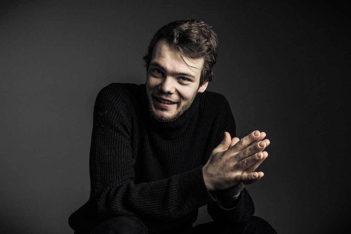     «Почти не смотрю ничего из того, что сейчас выходит»: Петр Скворцов о комедиях, импровизации и греко-римский борьбе