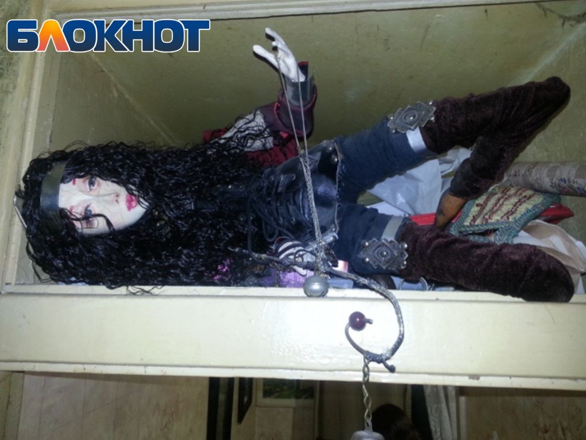 Сотрудник все это время просто «лежал» в архиве, словно кукла на полке | Фото: «Блокнот Луганск»