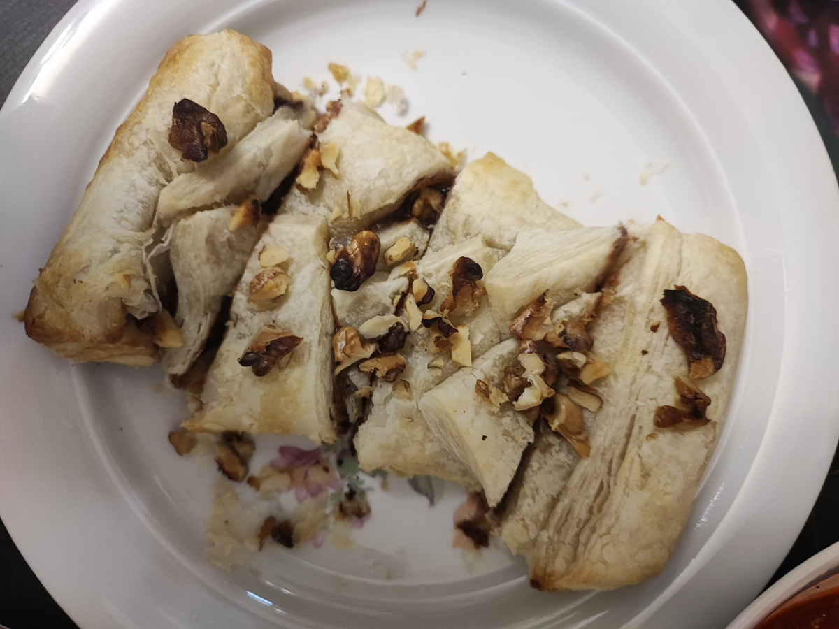 Пирог из слоёного теста с шоколадом и грецким орехом