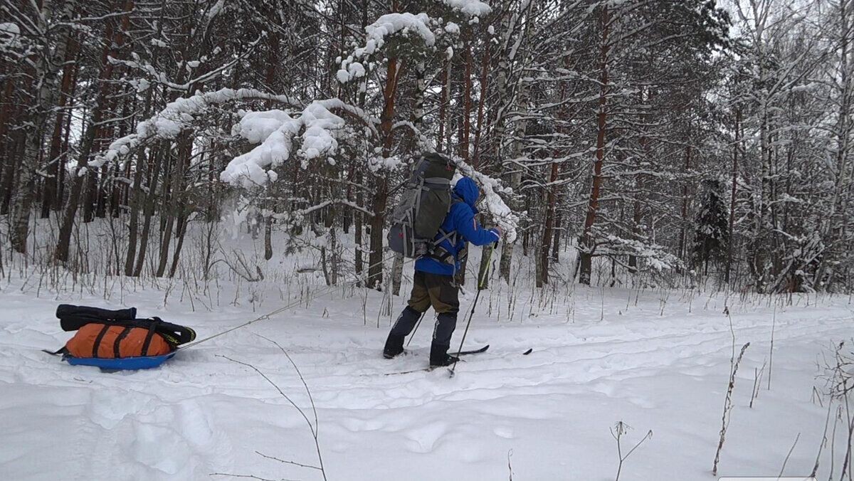 Сани волокуши разгружают рюкзак