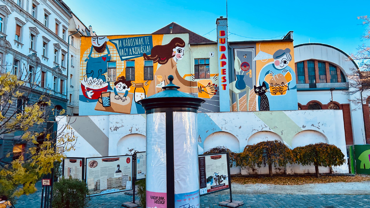 Merlin Színház Tűzfal Graffiti на Малом бульваре. Фреска была создана художницей Викторией Хитка при помощи группы художников Színes Város Csoport в 2020 году