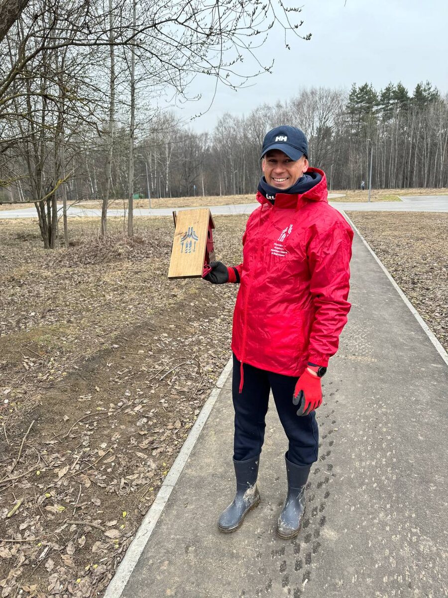 Алексей с официальным скворечником Московской академии лыжных гонок и биатлона.