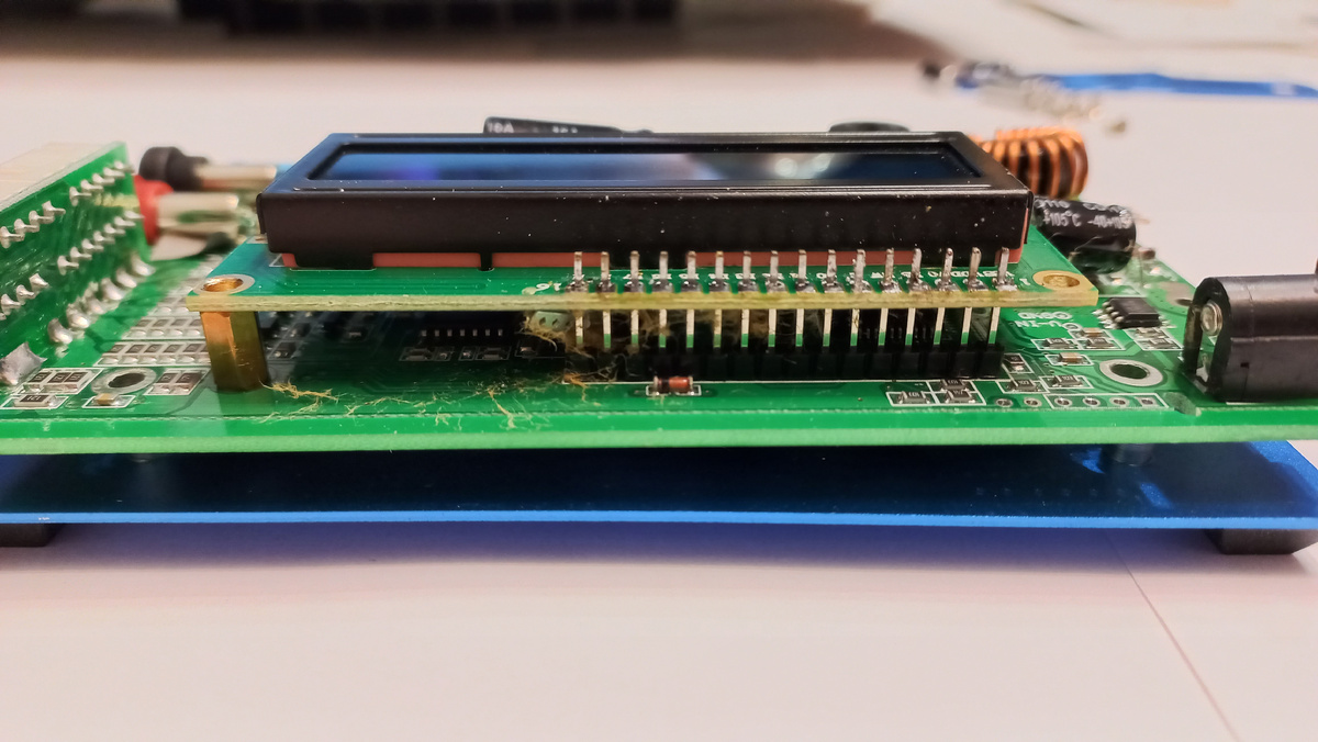 Видим остатки разорванного электролита.