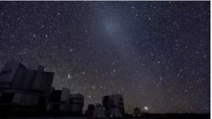 Гегеншейн — это слабое свечение ночного неба в области, расположенной прямо напротив Солнца, вызванное отражением солнечного света от межпланетной пыли в Солнечной системе. На этом изображении он виден как полоса, идущая по диагонали от верхней центральной части к нижней правой.