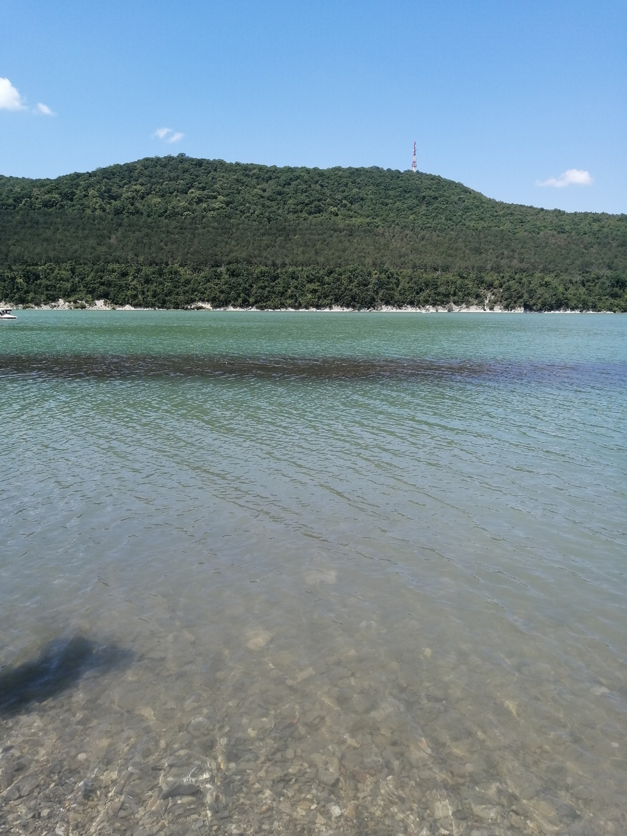 Горное озеро Абрау Дюрсо. 