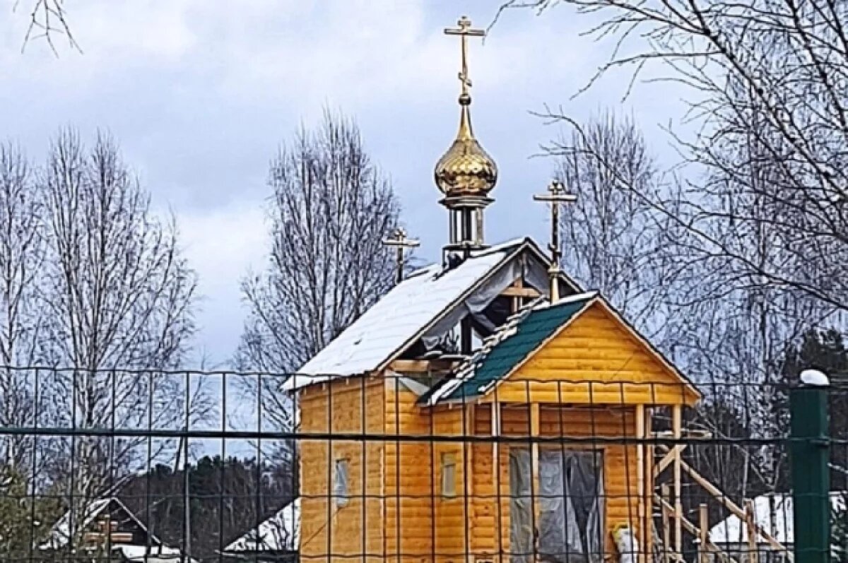    В Тверской области на храме в селе Броды установлены купола и кресты