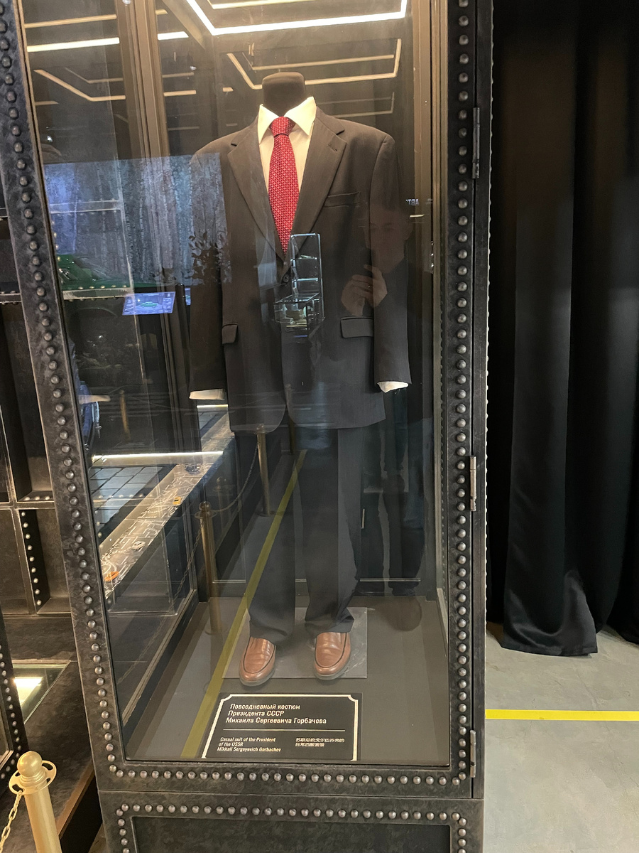 …и манекен. Если у предыдущих костюмов было уточнение «копия», то тут его нет. Настоящий?