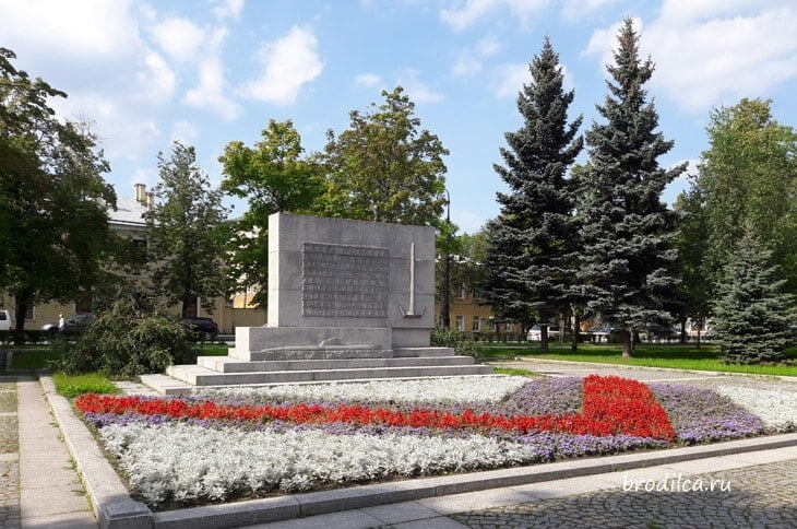 Площадь Мартынова у Синего моста /фото с сайта brodilca.ru от местных жителей Кронштадта Елены, Артёма и Джека/