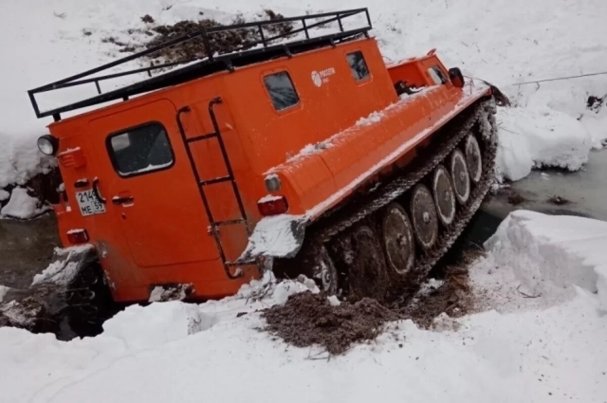    Спецтехника не смогла преодолеть раскисший глинистый берег.