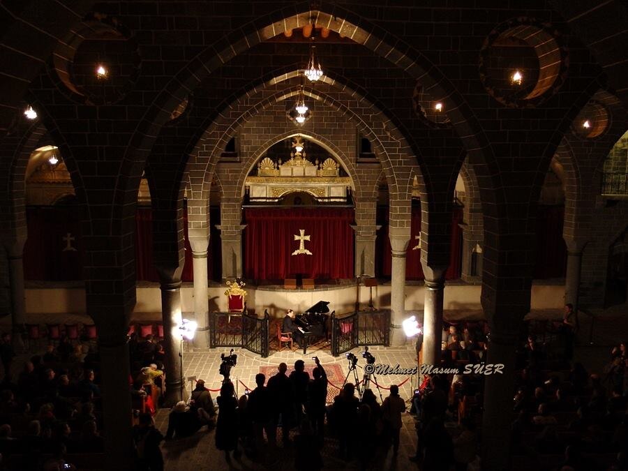 Такое чувство, будто прошло сто лет со дня концерта на фортепиано, состоявшегося в апреле прошлого года, в недавно реконструированной церкви Сурб Киракос в Диярбакыре, по случаю столетия Геноцида армян – концерт, который собрал более тысячи скрытых армян. (Photo: Mehmet Masum/Courtesy of Raffi Bedrosyan)