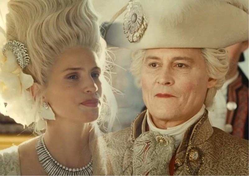 Майвенн в роли мадам Дюбарри и Джонни Депп в роли Людовика XV в фильме "Жанна Дюбарри" (2023).