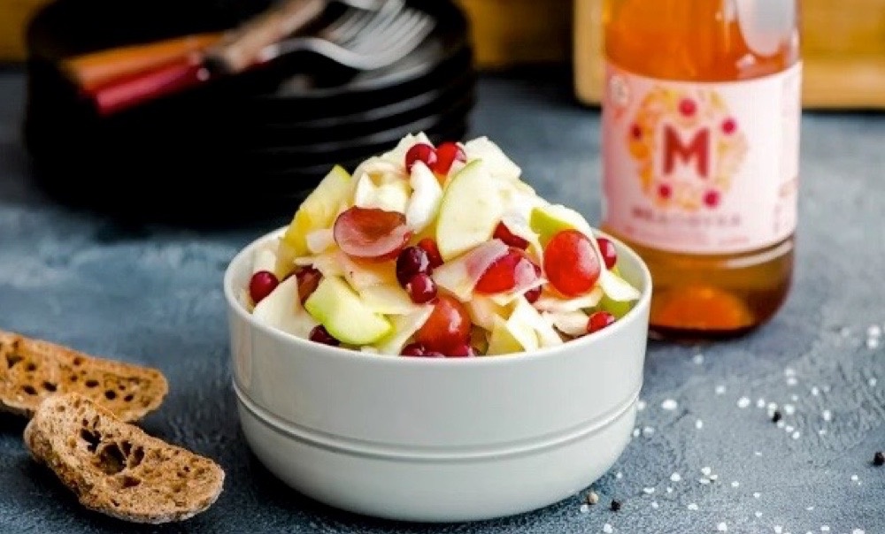 Маринованная капуста с клюквой и виноградом.
