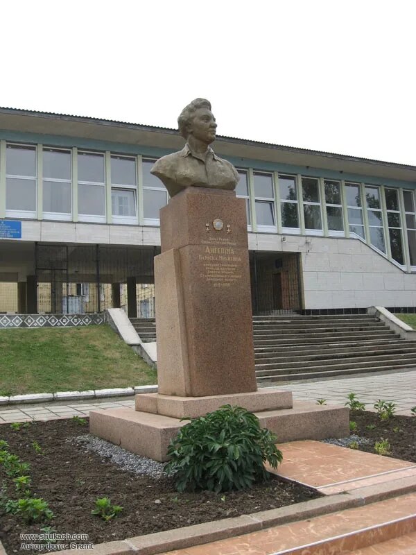 Бюст дважды Героя социалистического труда Паши Ангелиной в посёлке Старо-Бешево