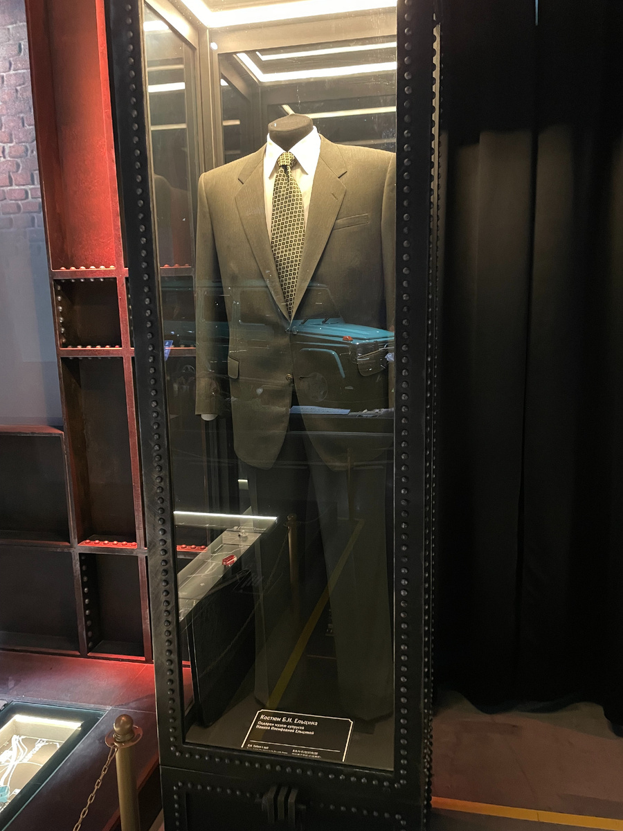 …и манекен. Этот манекен точно наряжен в настоящий костюм – на табличке приписка «подарен музею Наиной Иосифовной Ельциной».