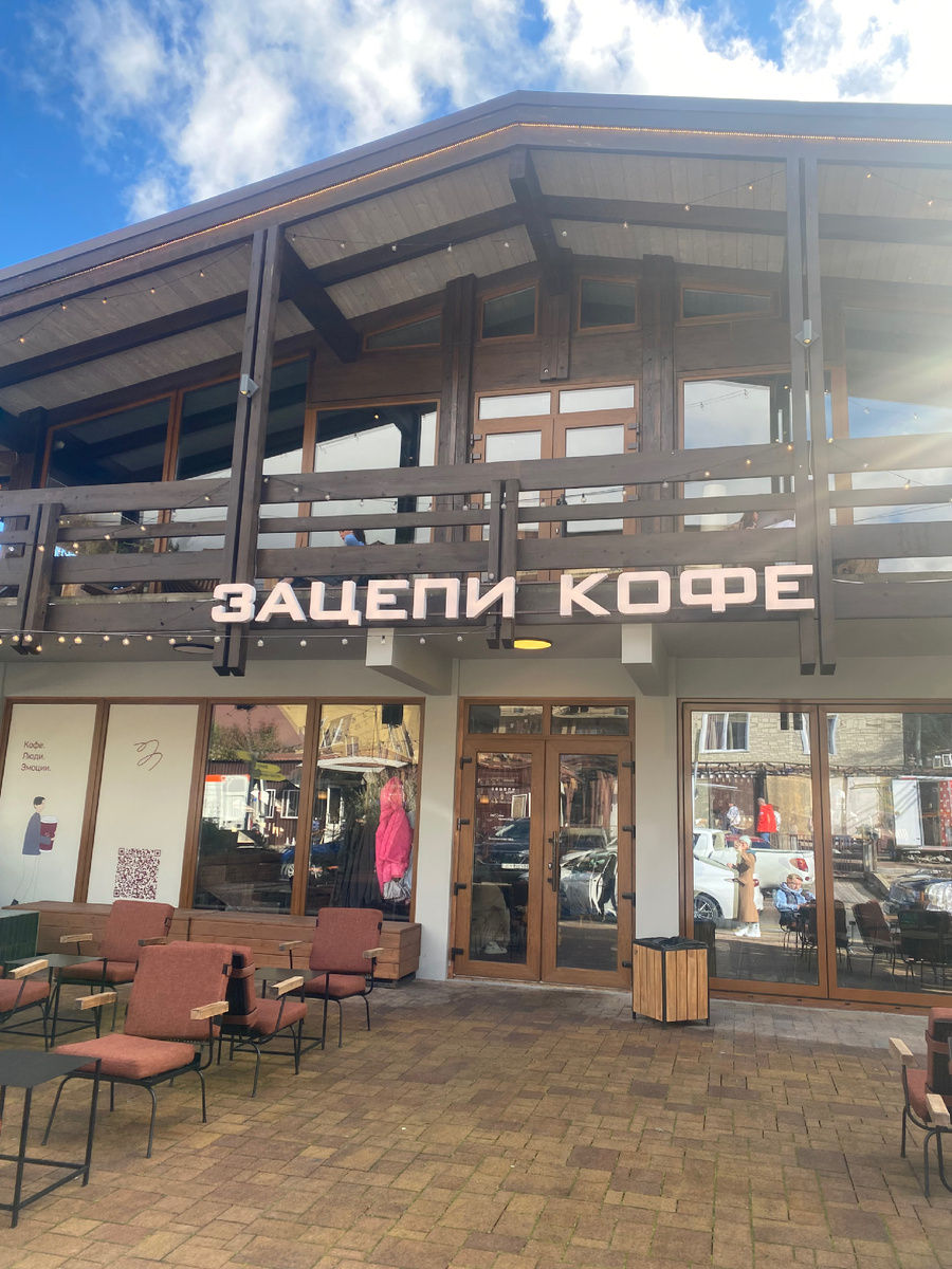 Еще здесь классный вид на горы со второго этажа и мягкие кресла на улице