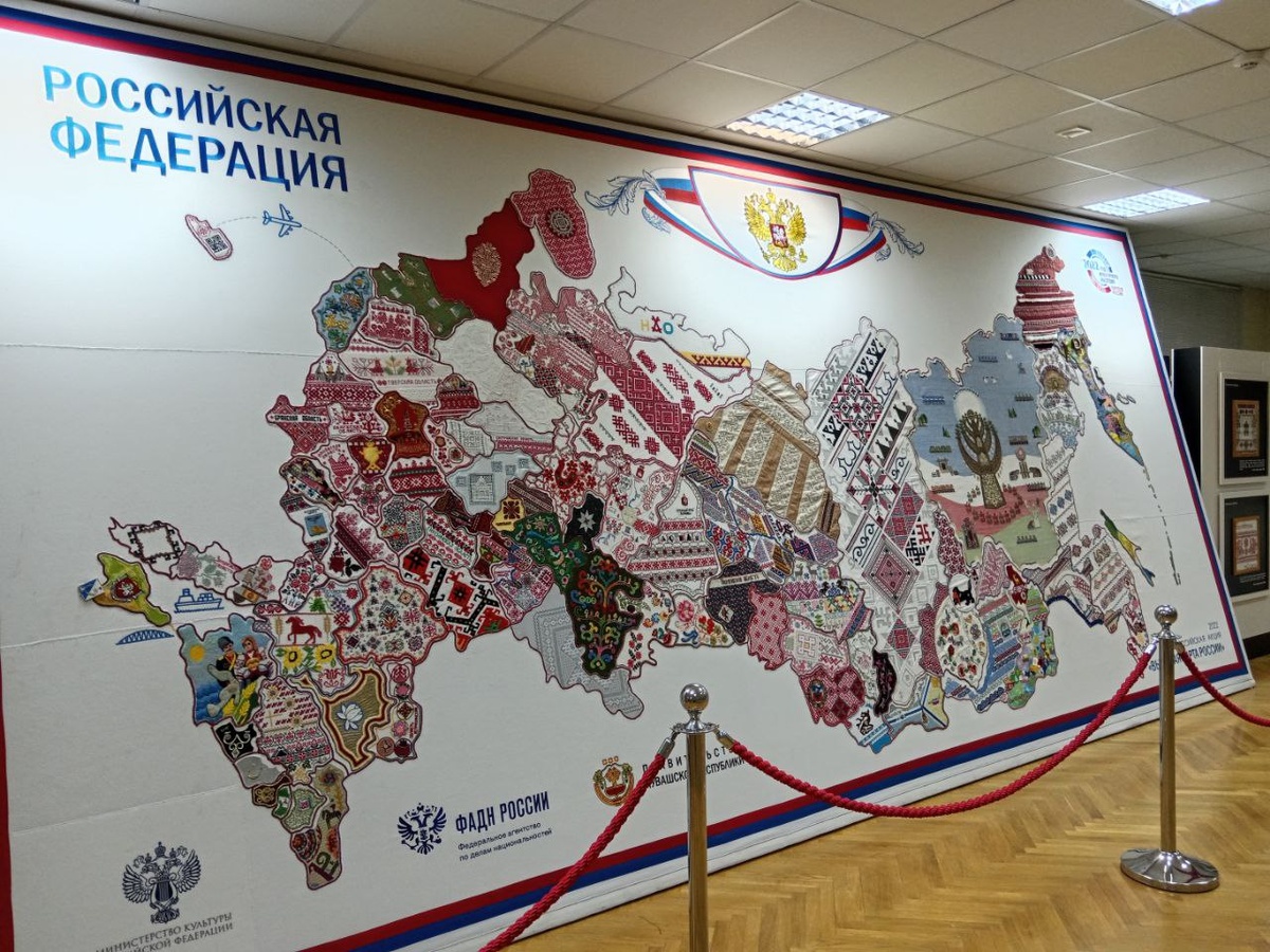 Вышитая вручную карта Российской Федерации. Национальный музей