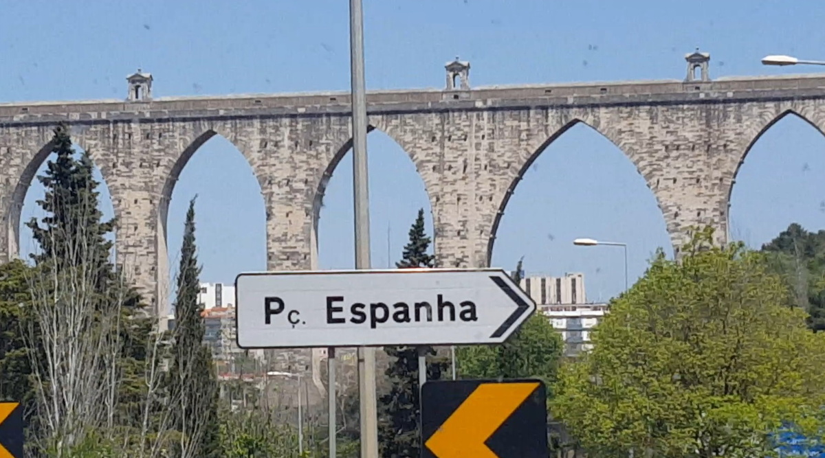 Лиссабонский акведук из окна автобуса.