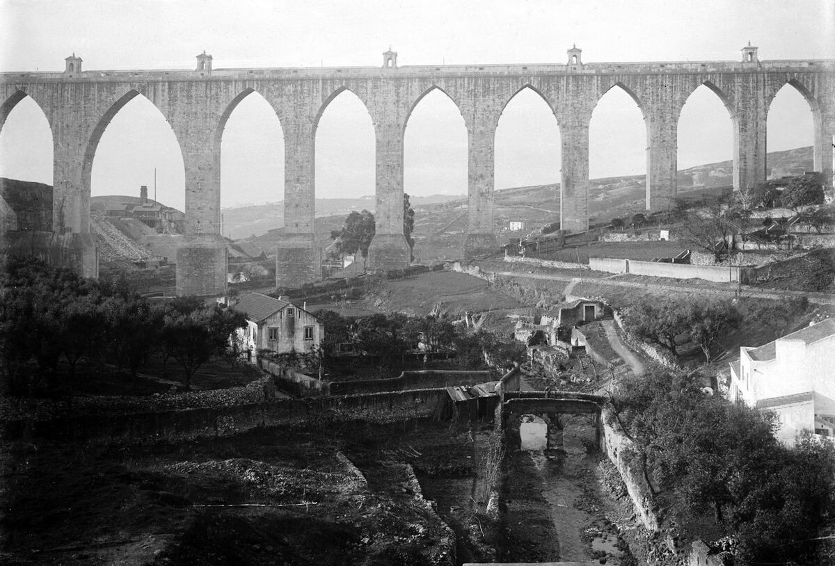 Акведук в Лиссабоне. Старое фото.