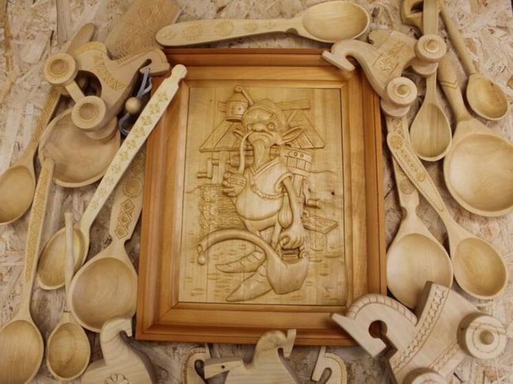     «Дерево, резцы и масло»: как прохоровский мастер совмещает в картинах живопись и резьбу по дереву, Фото: София Сапрыкина/БелПресса