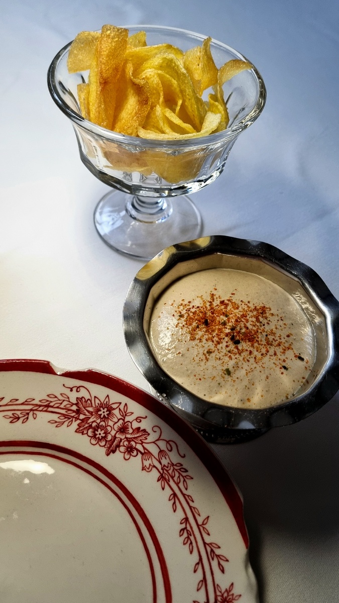 Картофельные чипсы с соусом тоннато 