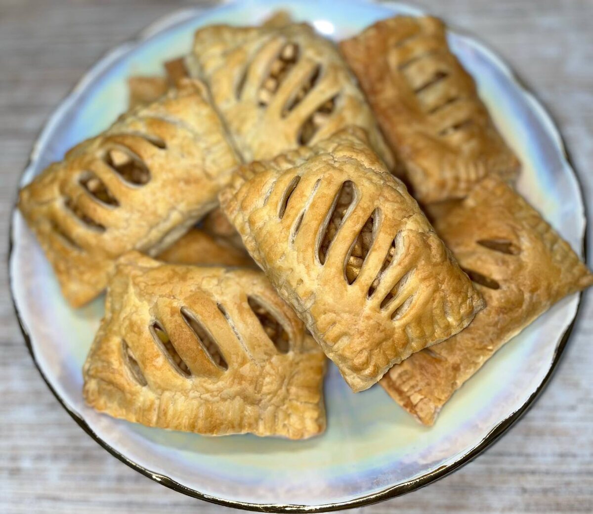 Слойки с яблочной начинкой с корицей